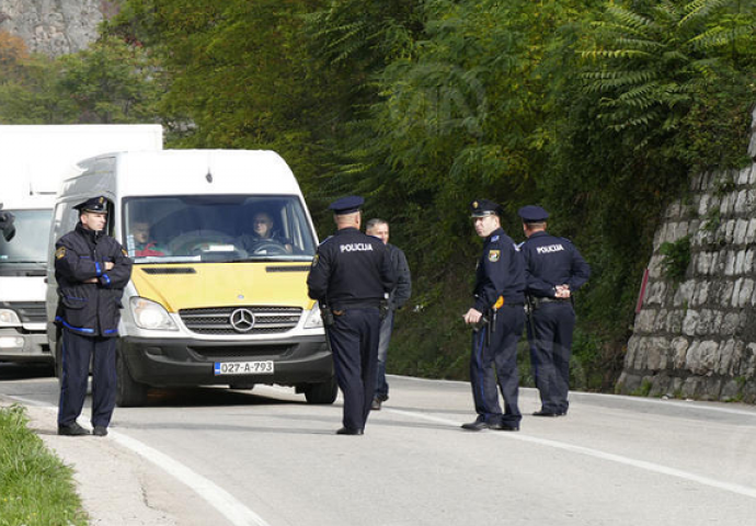 Radnici blokirali saobraćaj na cesti Jajce - Donji Vakuf