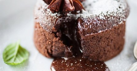 Lava-kolač mekog srca peče za samo deset minuta