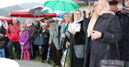 Otkriveno spomen obilježje za 17 otetih Bošnjaka za čijim se posmrtnim ostacima još traga