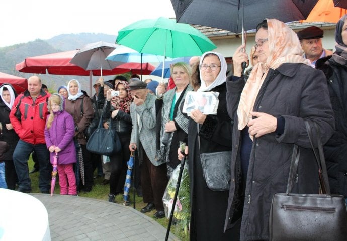 Otkriveno spomen obilježje za 17 otetih Bošnjaka za čijim se posmrtnim ostacima još traga