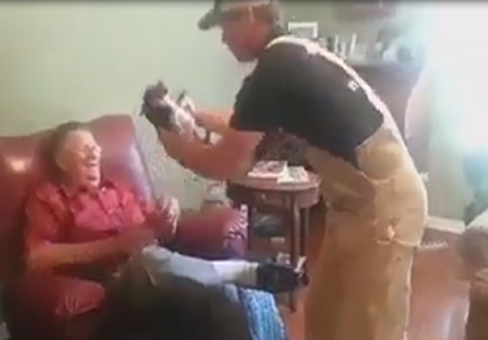 Urnebesno: Pogledajte šta se desi kada čovjek uzme u ruke psa koji stalno na njega laje (VIDEO)