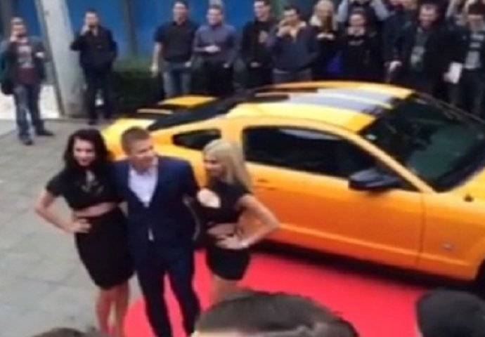 Ovako se slavi diploma: Došao u Mustangu i pratnji djevojaka (VIDEO)