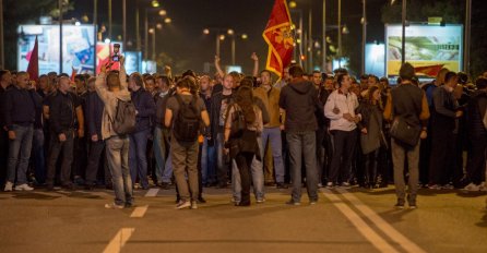 Demonstranti policiju gađaju kamenicama, petardama i ostalim predmetima