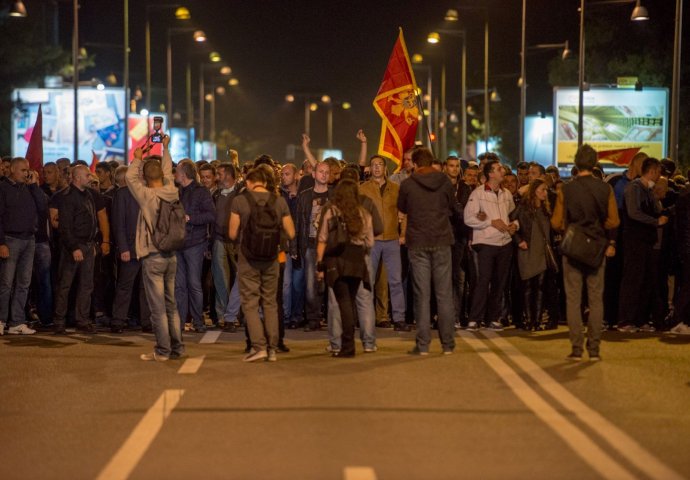 Demonstranti policiju gađaju kamenicama, petardama i ostalim predmetima