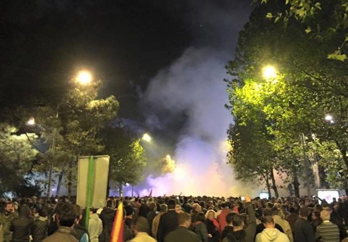  Policija intervenisala suzavcem na demonstrante koji na njih bacaju petarde i baklje