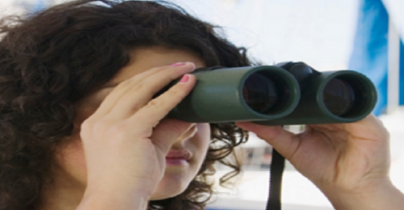 "Ulovio sam komšinicu kako me prviruje dvogledom"