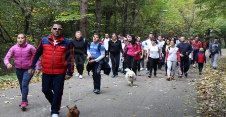 Banjalučani šetali protiv saobraćaja na putu prema Banj brdu