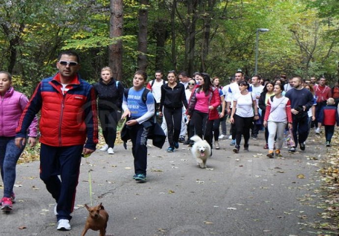 Banjalučani šetali protiv saobraćaja na putu prema Banj brdu