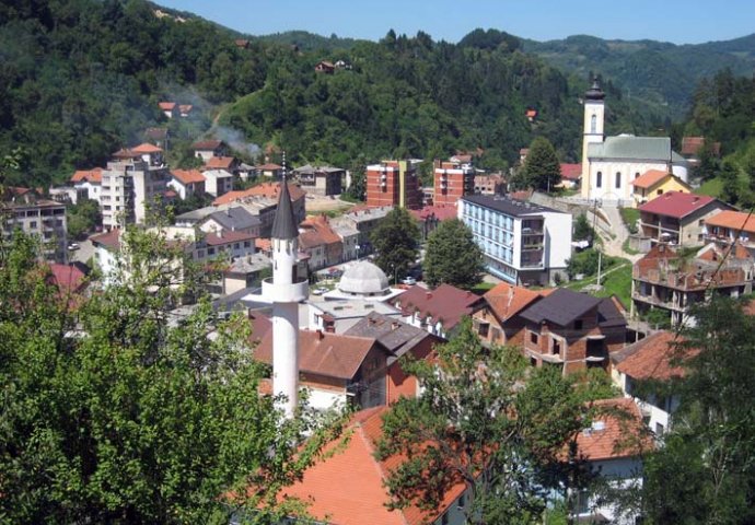 Srebrenica bez pekare, mesare i slastičarne: Umjesto kolača Emir prodaje polovnu garderobu