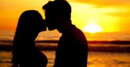 Idealan poljubac: 3 trika koja će rasplamsati sva vaša čula