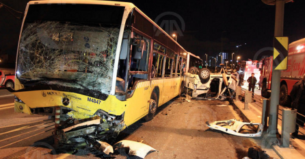 U direktnom sudaru kombija i metrobusa poginulo pet osoba