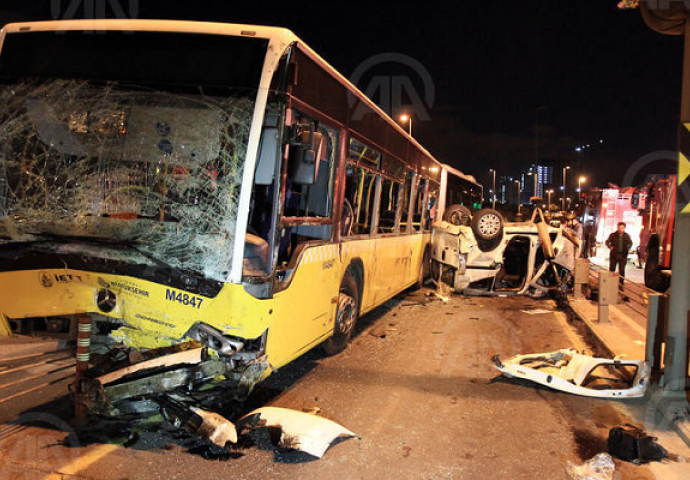 U direktnom sudaru kombija i metrobusa poginulo pet osoba