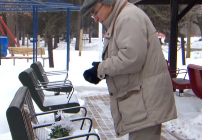 55 godina je sjedio na istoj klupi: Jednog dana dočekalo ga je nevjerovatno iznenađenje! 