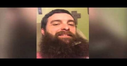 On pušta bradu da bi gajio zmiju u njoj (VIDEO)