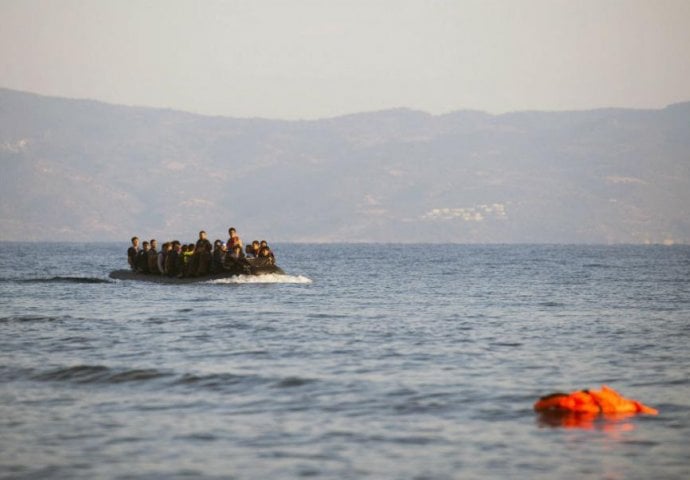 Potonuo drveni izbjeglički brod, tri osobe poginule