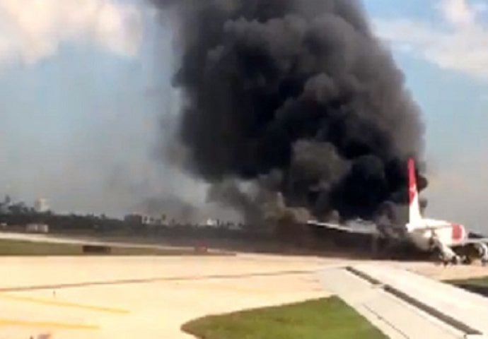 Dramatični prizori s aerodroma u Floridi, putnici u panici iskakali kroz tobogan, ima ozlijeđenih!