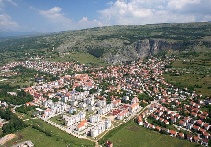 Težak zločin u Livnu: Sin ubio majku i suprugu 