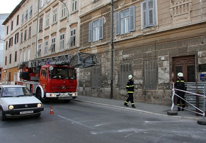 Našao cimera u krevetu sa muškarcem, izbo ga, skinuo se go, pa se bacio sa zgrade!