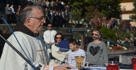 Molitvom uz svijeće i cvijeće katolici obilježli blagdan Svih svetih