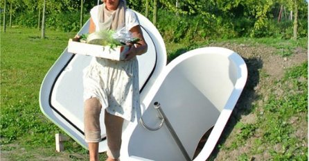 Iskopao je rupu u zemlji, a kad su vidjeli šta ubacuje unutra, ostali su u čudu!