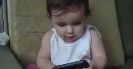 Popraviće vam dan: Ova beba savršeno imitira odrasle