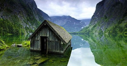 I napuštena mjesta imaju  svoju čar: Obrasla  prirodom uistinu izgledaju zagonetno  (FOTO)