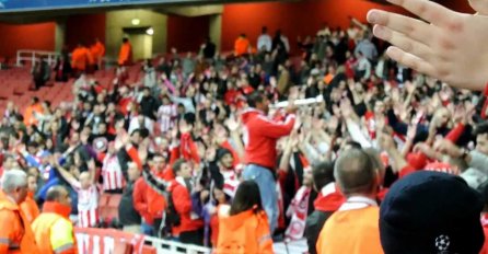 Već je počelo: Huligani u Atini zapalili taksi s Dinamovim navijačima!