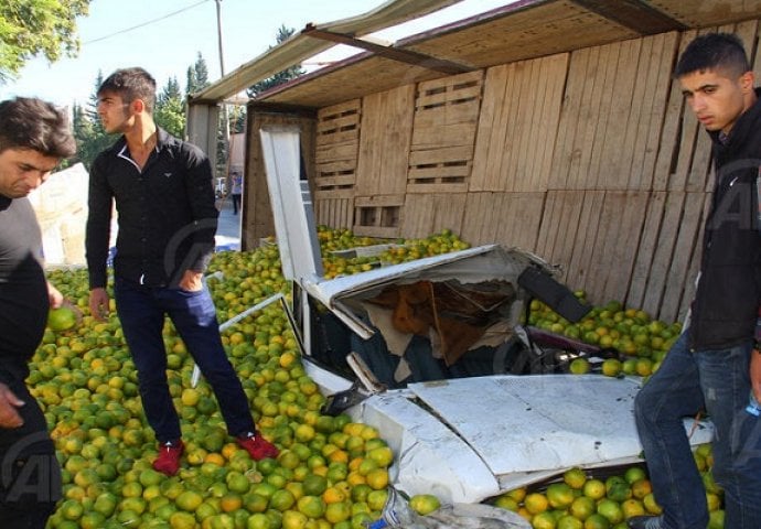 Nakon sudara, mandarine zatrpale vozača automobila