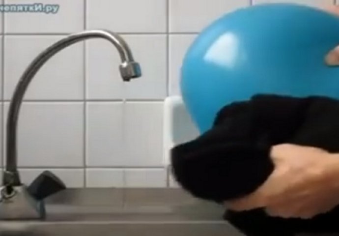 Istrljao je balon i stavio ga pod vodu, evo šta se desilo! (VIDEO)