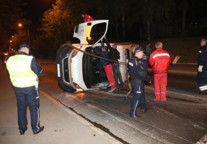 Prevrnulo se vozilo Hitne pomoći u Beogradu, povrijeđeno petoro ljudi