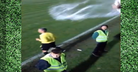 Navijači sudiju zalili kantom punom vode (VIDEO)