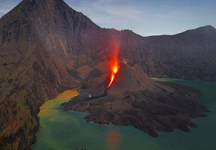 Vulkan Rinjani u Indoneziji ponovo aktivan: Zatvorena dva aerodroma