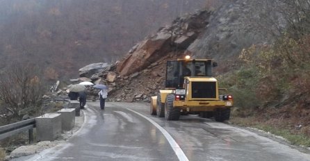 Zbog odrona obustavljen saobraćaj na dionici M-16.2 Jablanica-Prozor