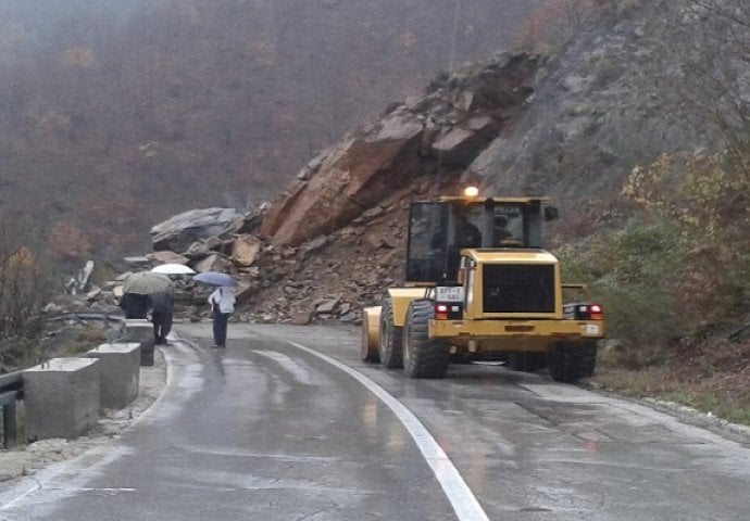 Zbog odrona obustavljen saobraćaj na dionici M-16.2 Jablanica-Prozor