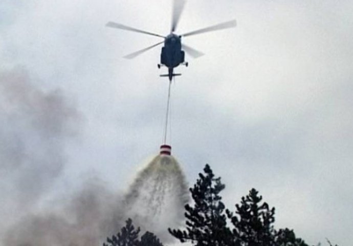 Helikopter Oružanih snaga BiH angažiran na gašenju požara u općini Konjic