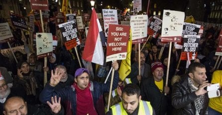 Brojni demonstranti ispred britanske vlade protestuju protiv posjete el-Sisija Londonu