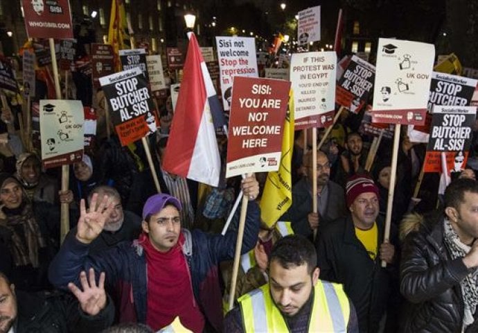 Brojni demonstranti ispred britanske vlade protestuju protiv posjete el-Sisija Londonu