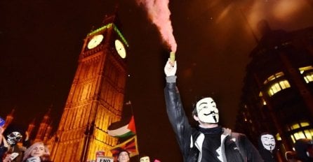 Haos u Londonu: Anonymousi palili automobile i sukobili se sa policijom