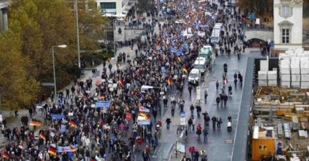 Izbjeglice podijelile Njemačku: Sukob policije i demonstranata u Berlinu