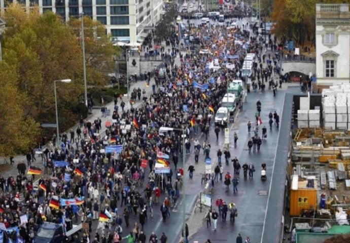 Izbjeglice podijelile Njemačku: Sukob policije i demonstranata u Berlinu