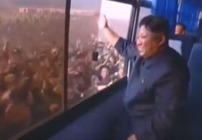 Ekstaza kakvu niste vidjeli: Kim Jong-un maše narodu iz autobusa