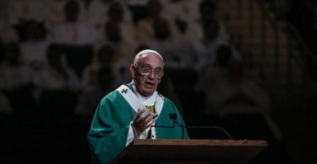 Papa Franjo obećao da će nastaviti reforme uprkos "curenju"