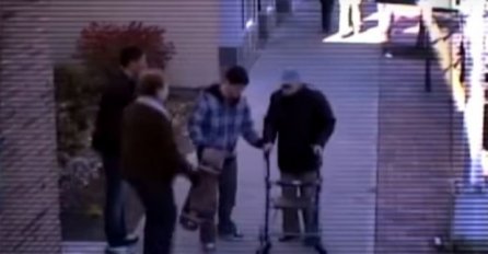 (VIDEO) Starca su okružili maloljetnici i počeli ga maltretirati, a evo kako su reagovali prolaznici