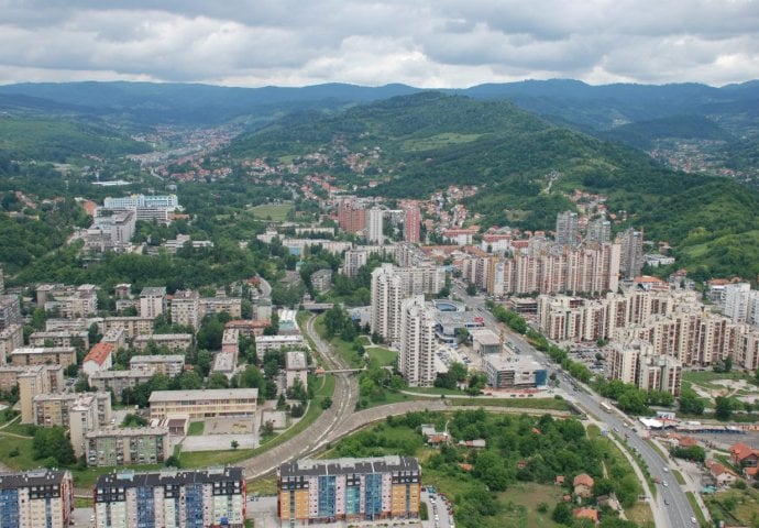 SAMOUBISTVO U TUZLI: Ženska osoba skočila sa zgrade