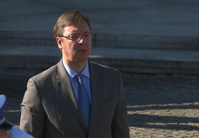Vučić položio cvijeće na spomen obilježje u Potočarima