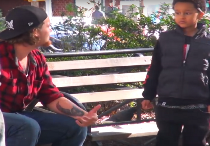 Dječak molio prolaznike da mu zapale cigaru, njihova reakcija će vas šokirati (VIDEO)