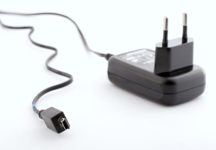 Znate li koliko struje troši punjač kada je ostavljen u utičnici?