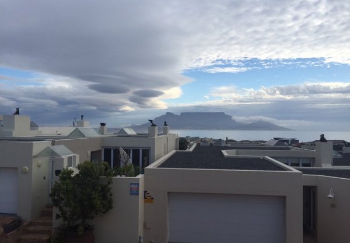 Nismo sami: Stanovnici u panici posmatrali neobičnu pojavu na nebu