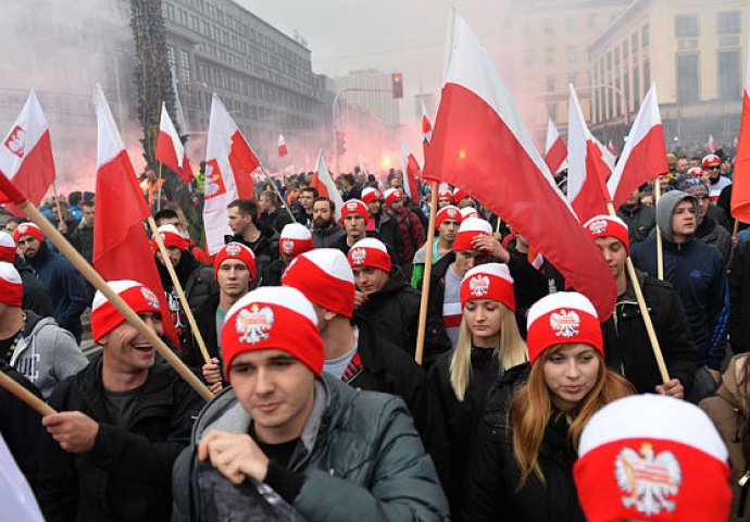 Skoro 50 hiljada ljudi na protestima u Varšavi: Spaljena zastava EU