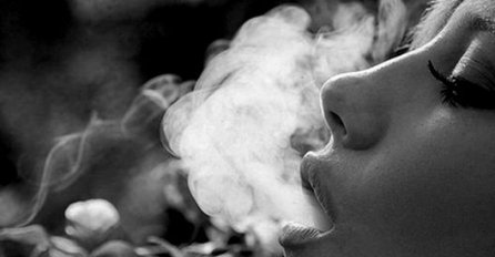 Otkriveno zašto ljudi vole pušiti dok piju alkohol